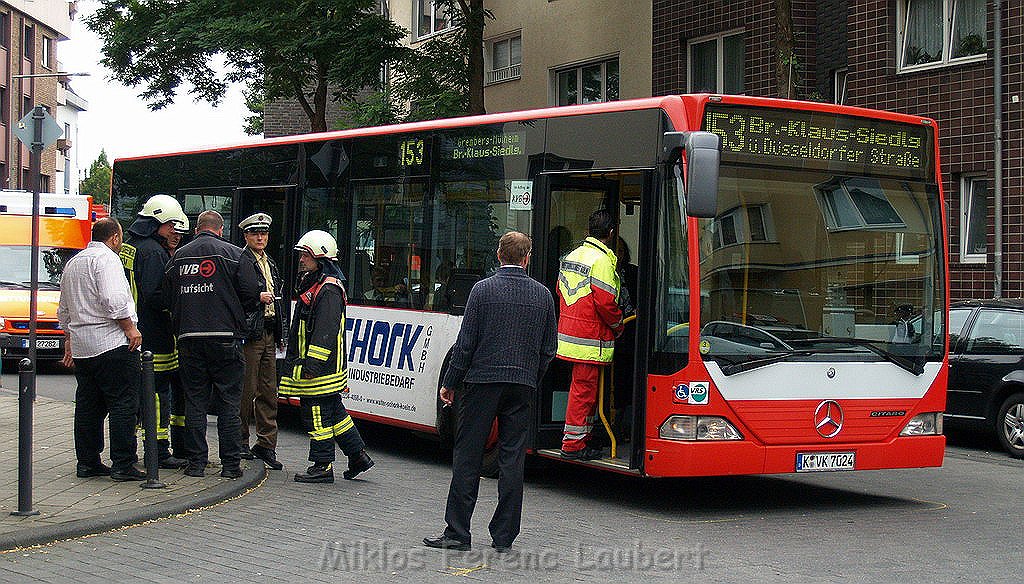 VU PKW KVB Bus Koeln Vingst Burgstr Oranienstr P35.JPG